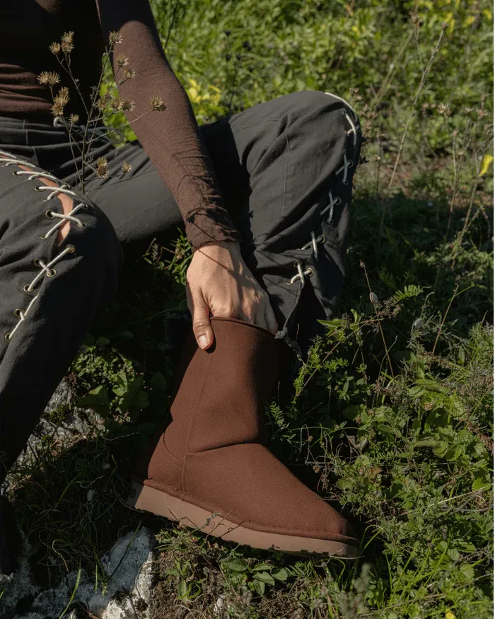 Cruelty-free dark brown boots with white faux fur – ugg-inspired