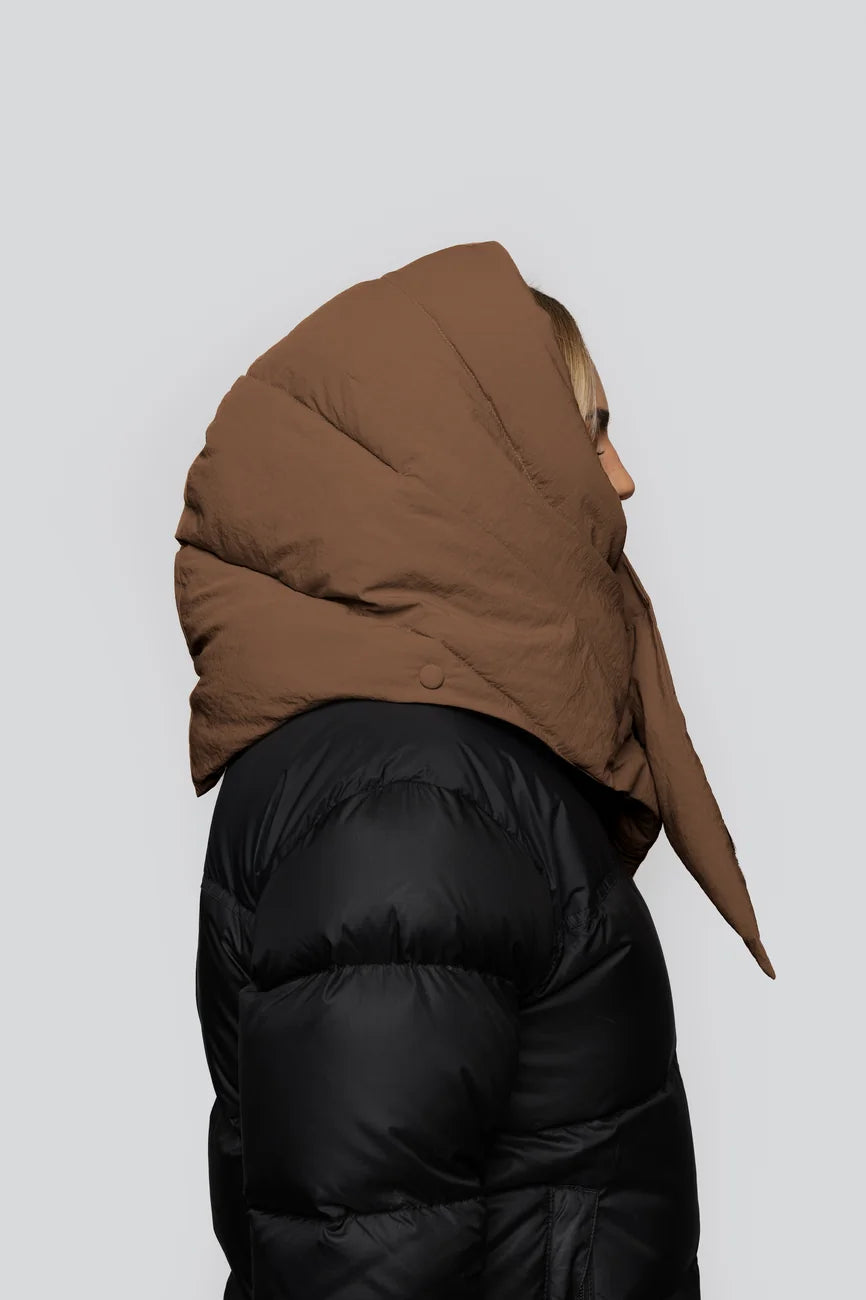 Winter Vegan Capuche Brown 7 Warm brown vegan capuche with padded recycled materials hood, side view on black puffer jacket. - The New Orchard - Warm Brown