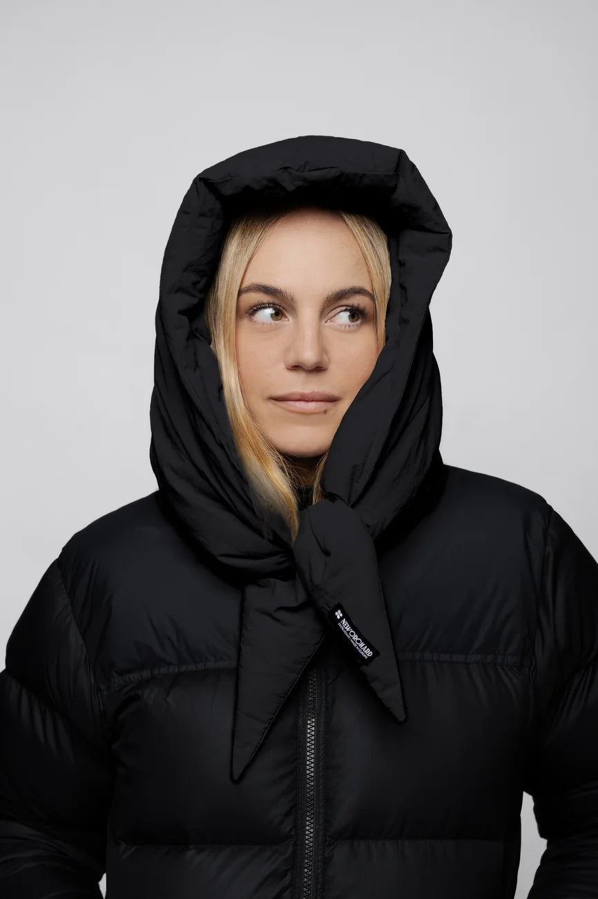 Winter Vegan Capuche Black 1 Black puffer jacket with large hood made from vegan, recycled materials, zipped front closure. - The New Orchard CH