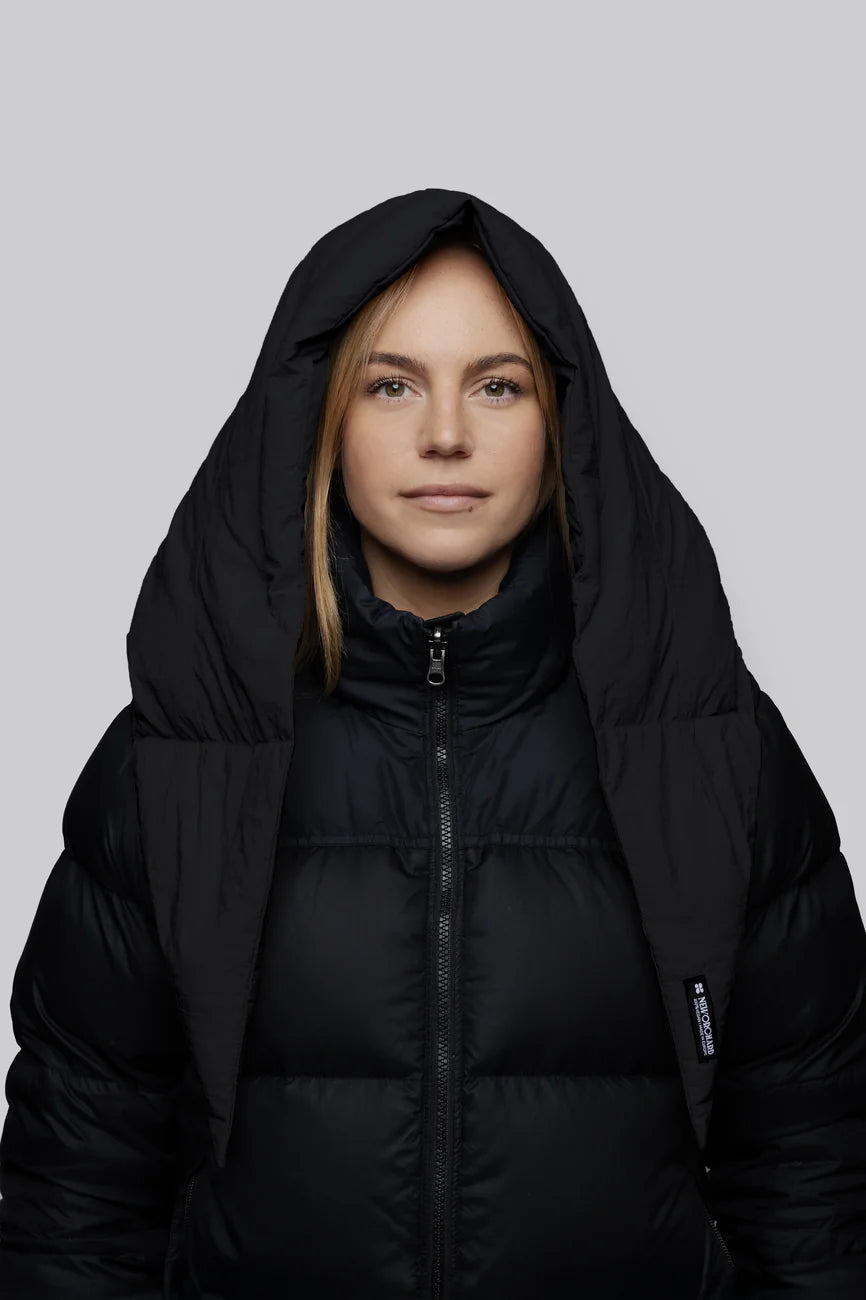 Winter Vegan Capuche Black 4 Black vegan puffer jacket with hood made from recycled materials, sleek charcoal tone. - The New Orchard CH