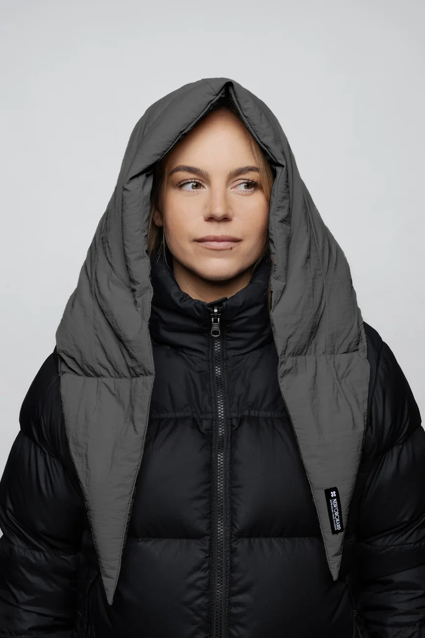 Winter Vegan Capuche Grey 2 Light grey vegan winter capuche made from recycled materials with padded hood design. - The New Orchard CH