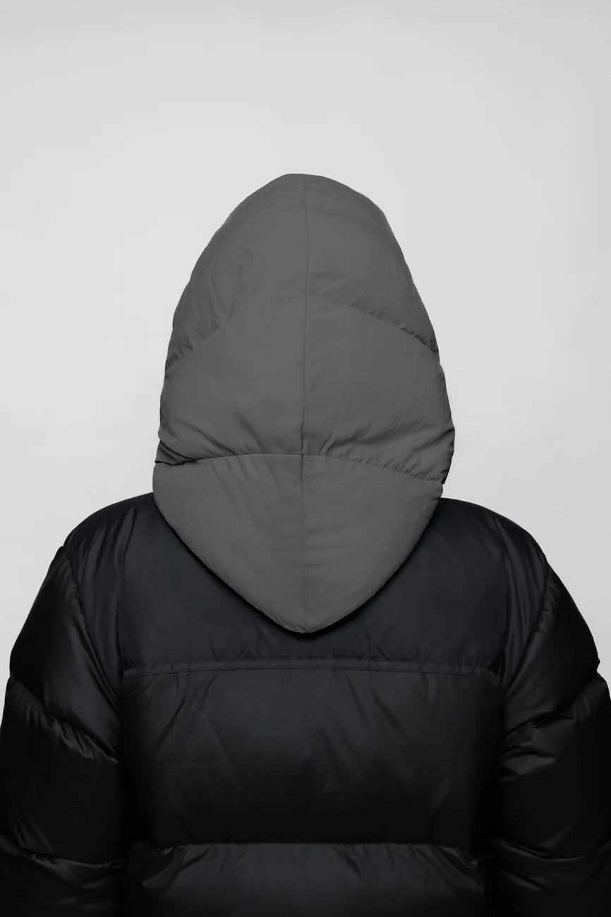 Winter Vegan Capuche Grey 7 Light grey vegan puffer capuche with recycled materials, shown from the back. - The New Orchard CH